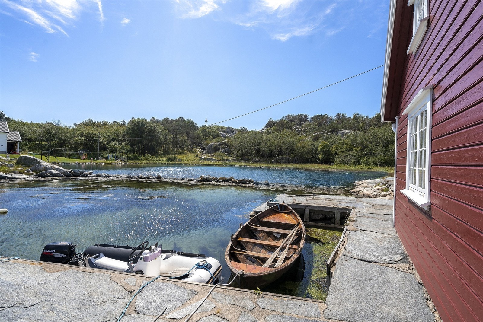 Området mellom denne eiendommen og leirskolen har en naturlig regulerende vannstand hvor det er ypperlig for små barn å bade. Steinmassen som går ut til knausen er fredet, og stammer fra Napoleonskrigene. Galleribilde