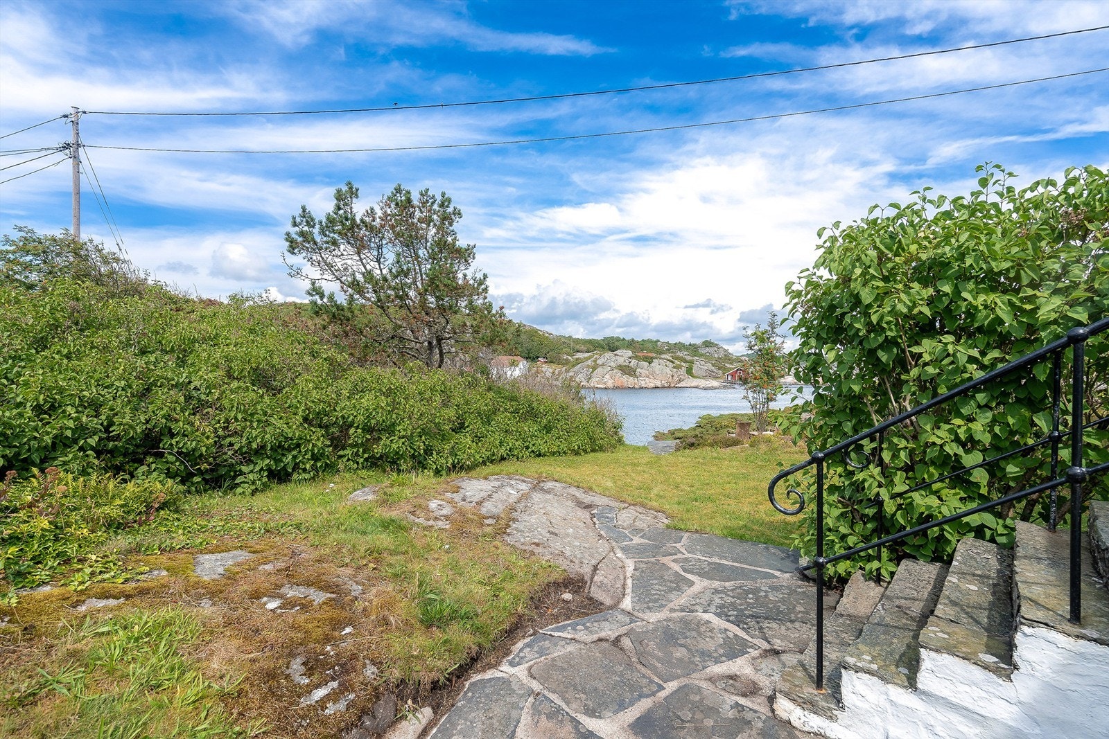 Huset har pene detaljer som gammel steintrapp og rekkverk i smijern. Galleribilde