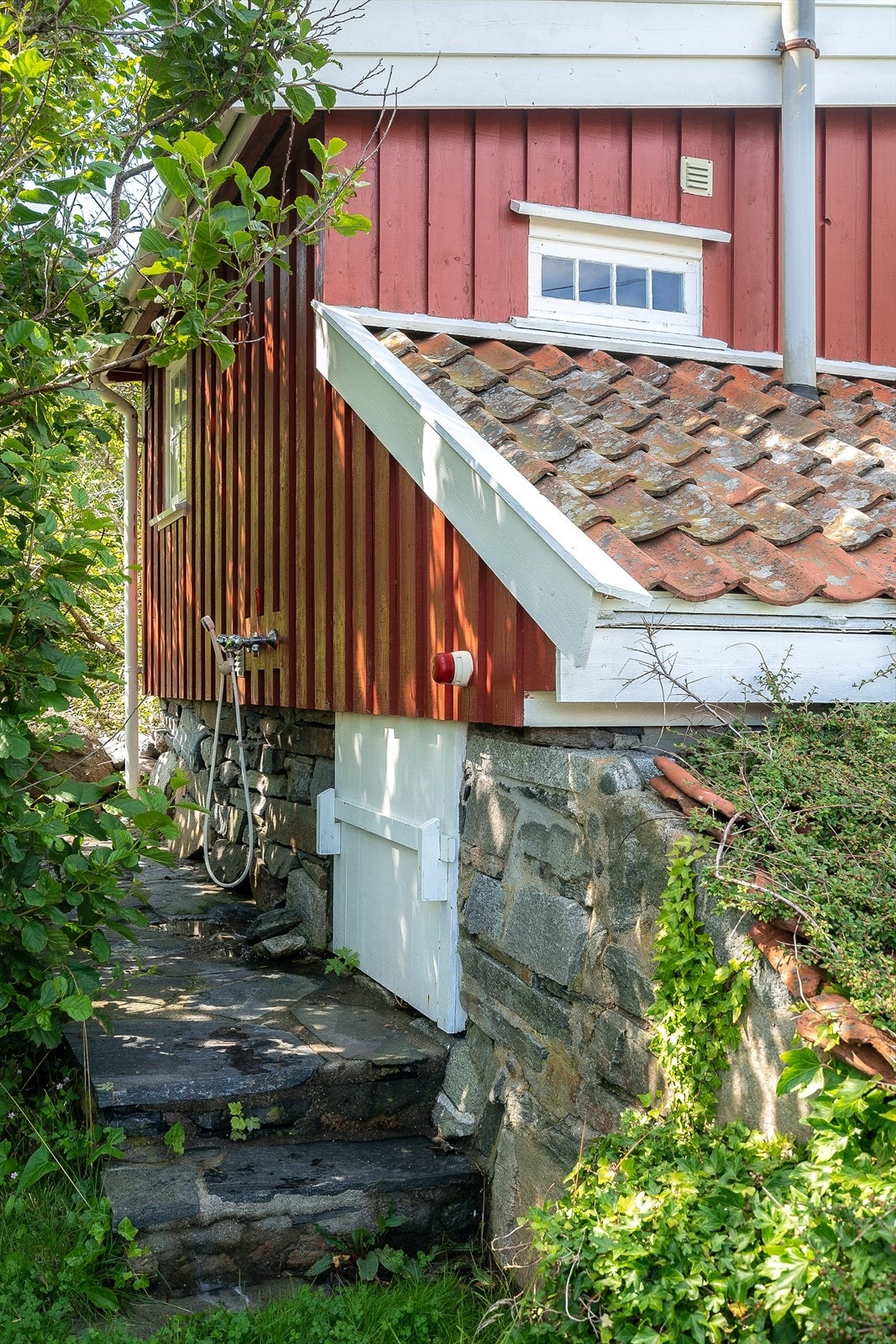 På baksiden av uthuset er det utedusj. Galleribilde