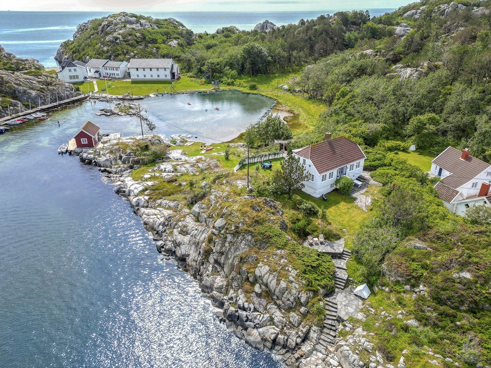 Eiendommen ligger blant den sjarmerende, verneverdige bebyggelsen på Ytre Ulvøya. Det er samtidig tilbaketrukket på en høyde som gir god utsikt og samtidig er svært usjenert. Med flere solrike sitteplasser på tomten, vil du alltid finne et lunt sted. Galleribilde