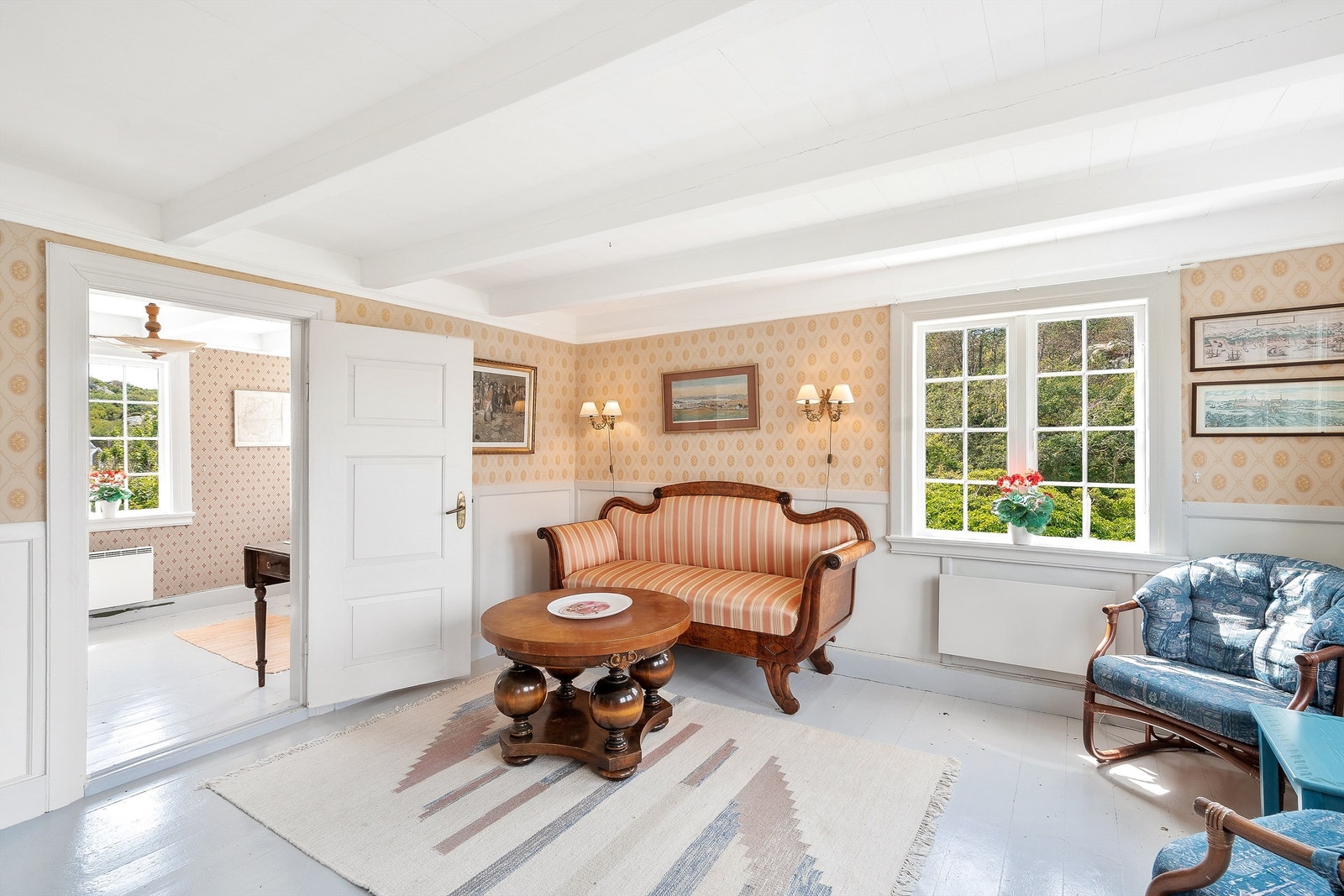 Boligen er innredet med tidsmessige og velkledde møbler. Galleribilde