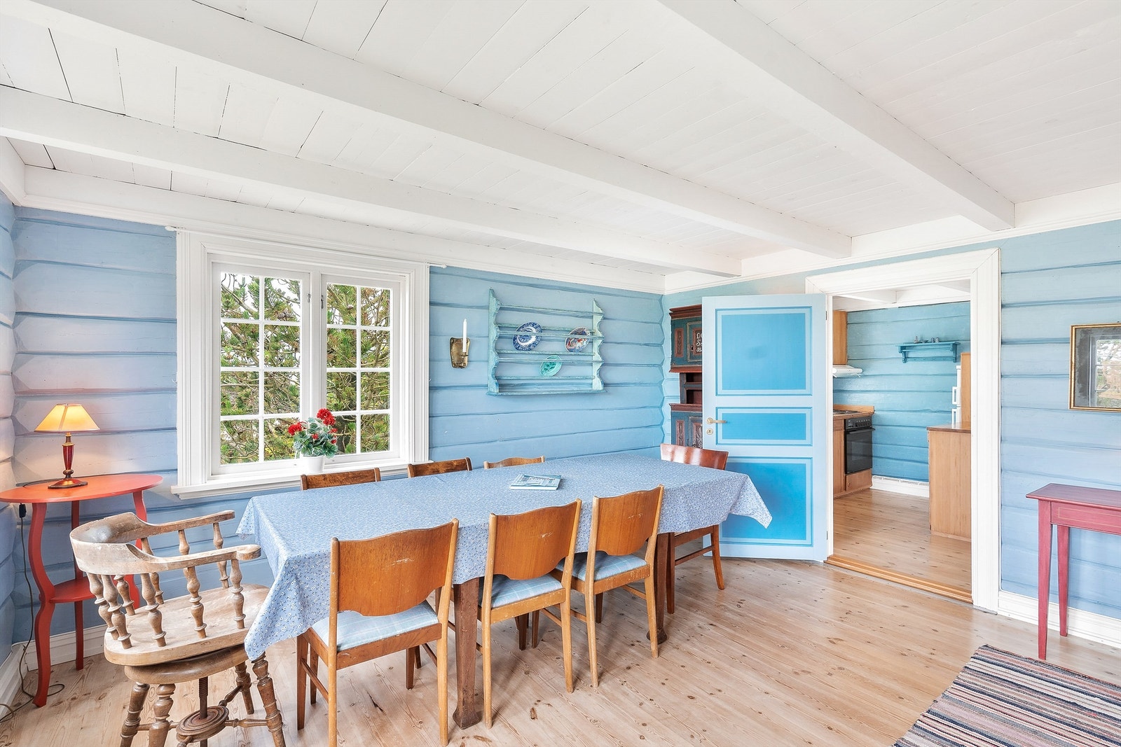 Spisestue med laftet vegger. Det er god plass til et stort spisebord. Galleribilde