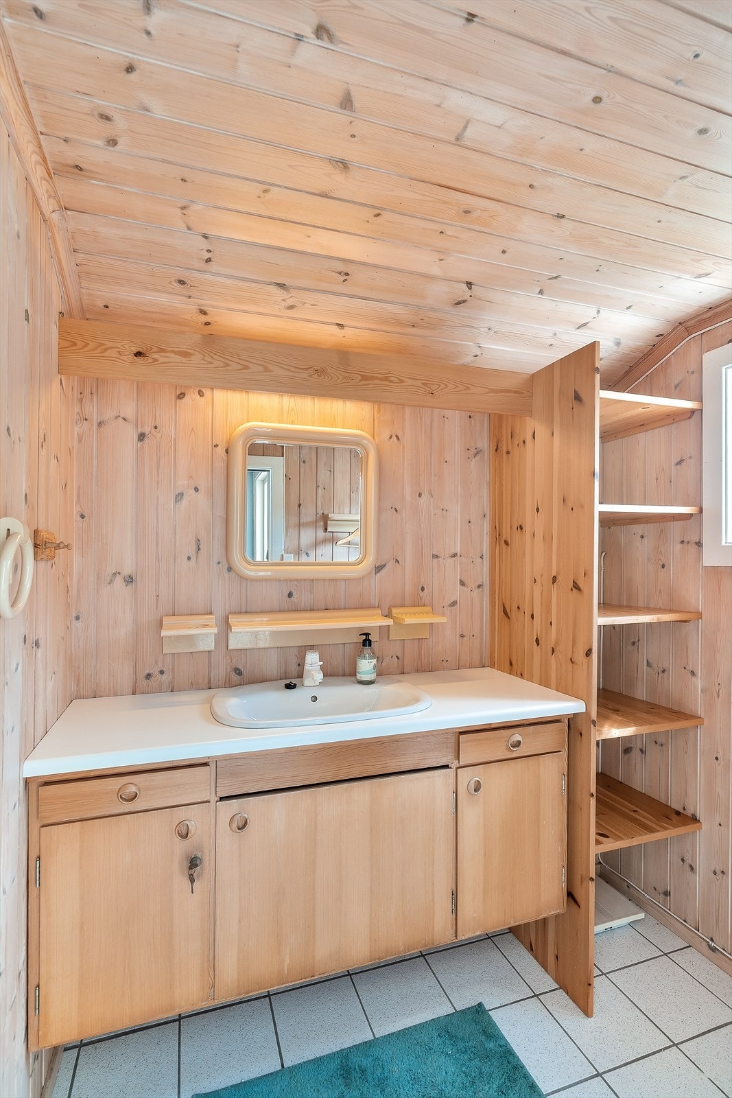 Rommet har flislagt gulv, og har godt med oppbevaring i hyller. Galleribilde