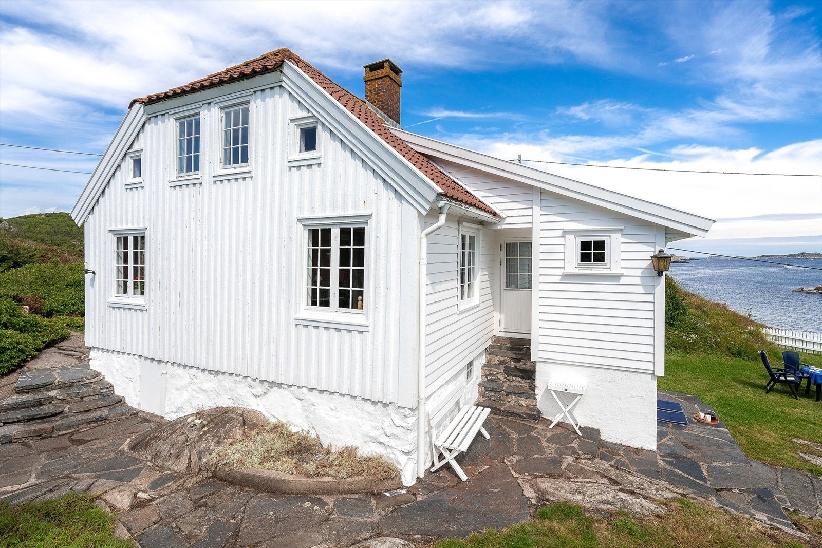 Hagen er delvis belagt med naturstein. Galleribilde