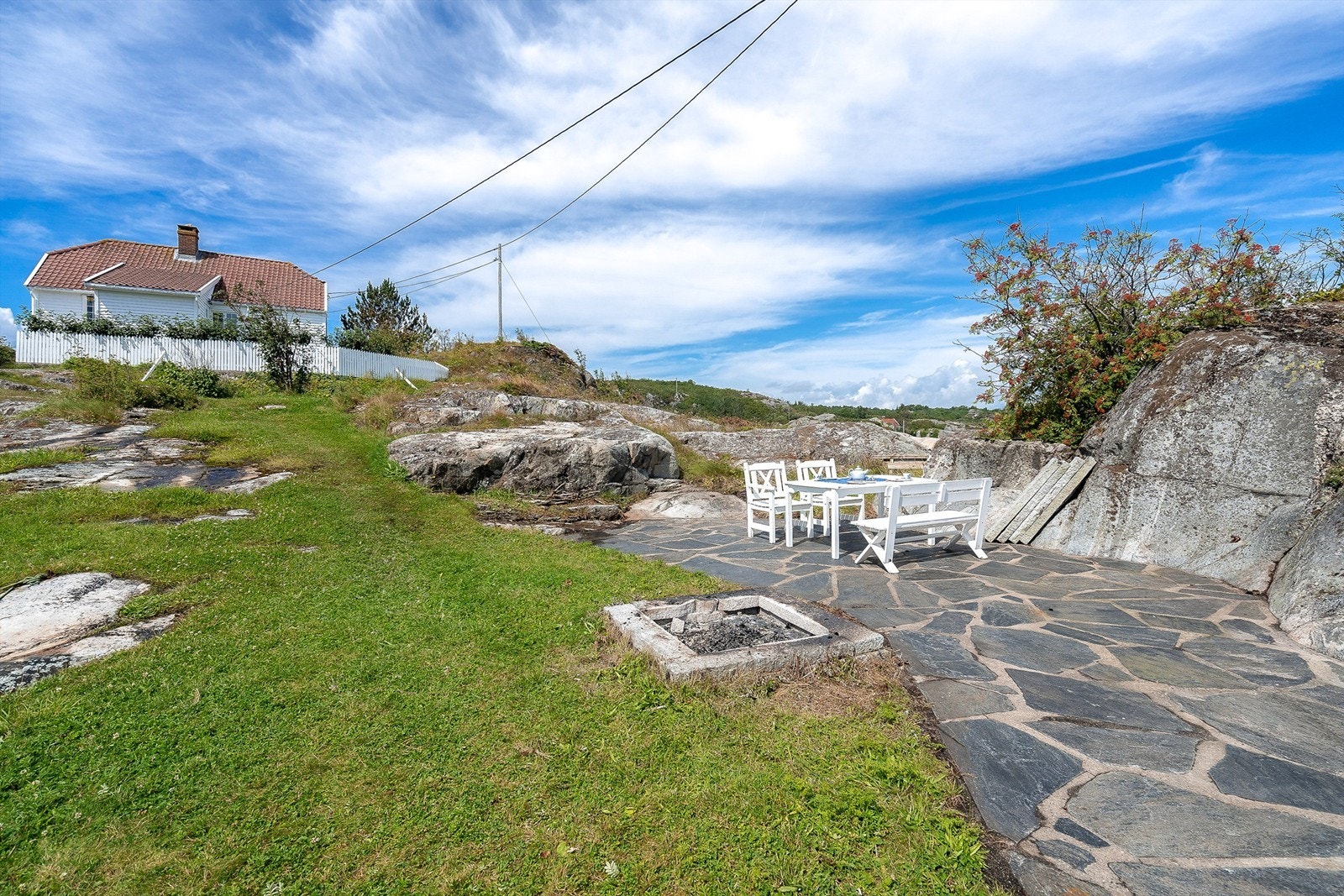 Flott platting på nedsiden av hytten. Galleribilde