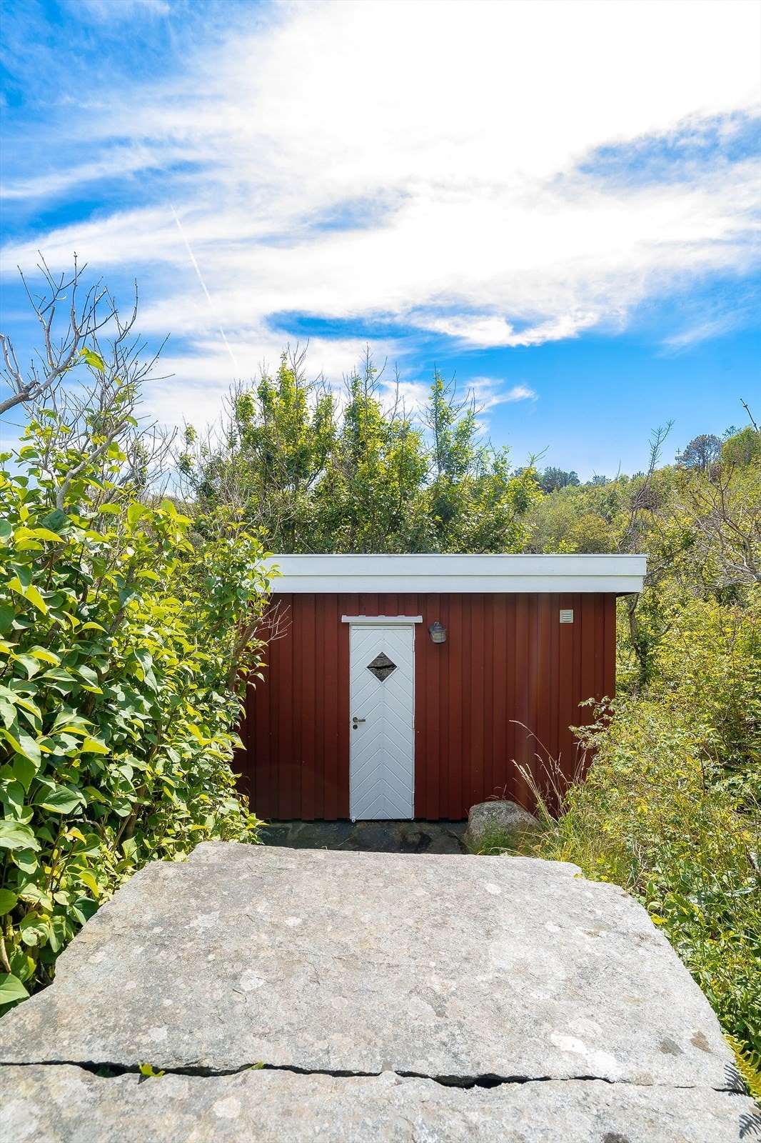 I uthuset som ligger få meter fra huset, er det toalettrom og bod. Galleribilde