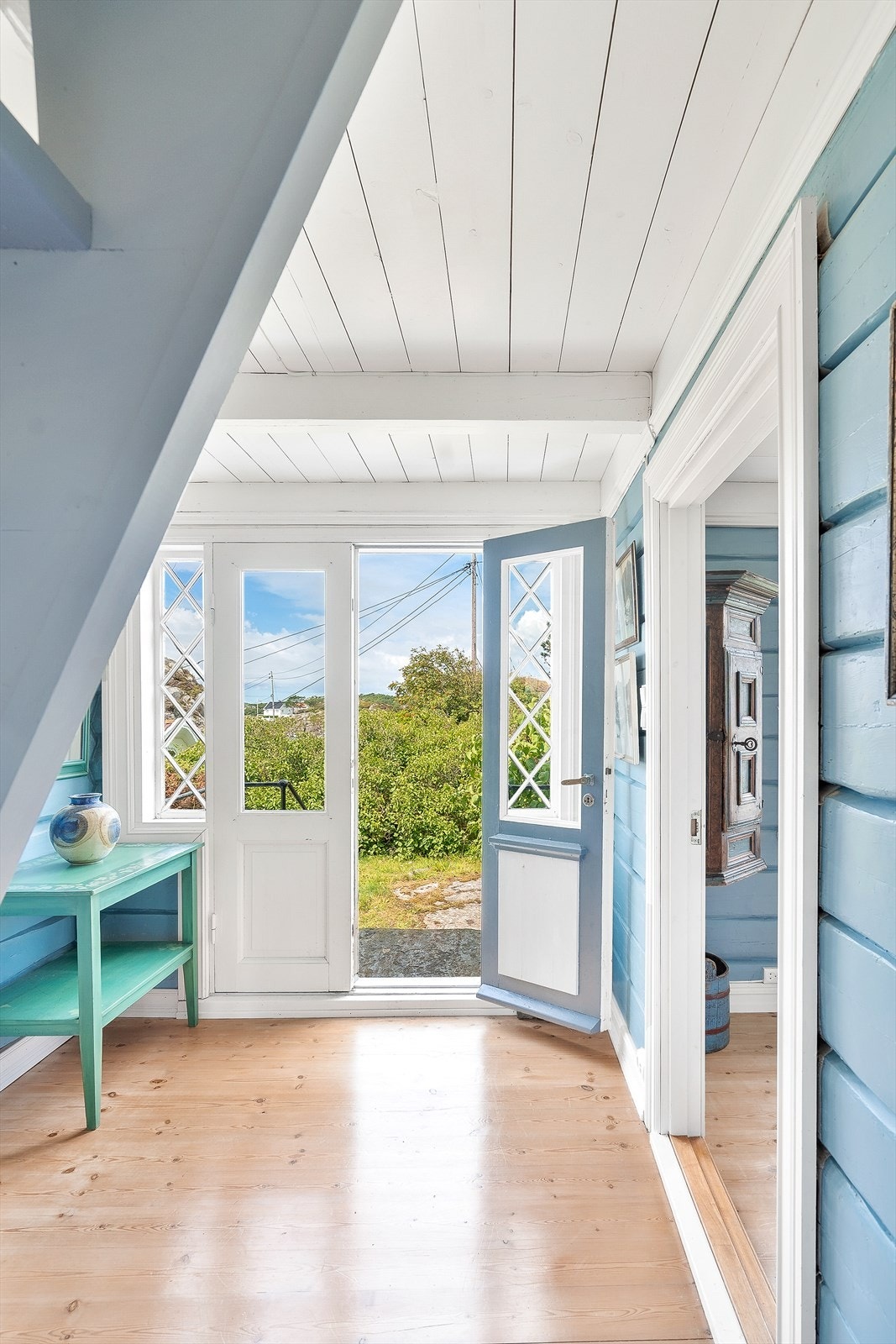 Vinduer, dører, himling og vegger er godt bevart iht. det originale uttrykket. Det er originale tregulv i noen av rommene. Galleribilde