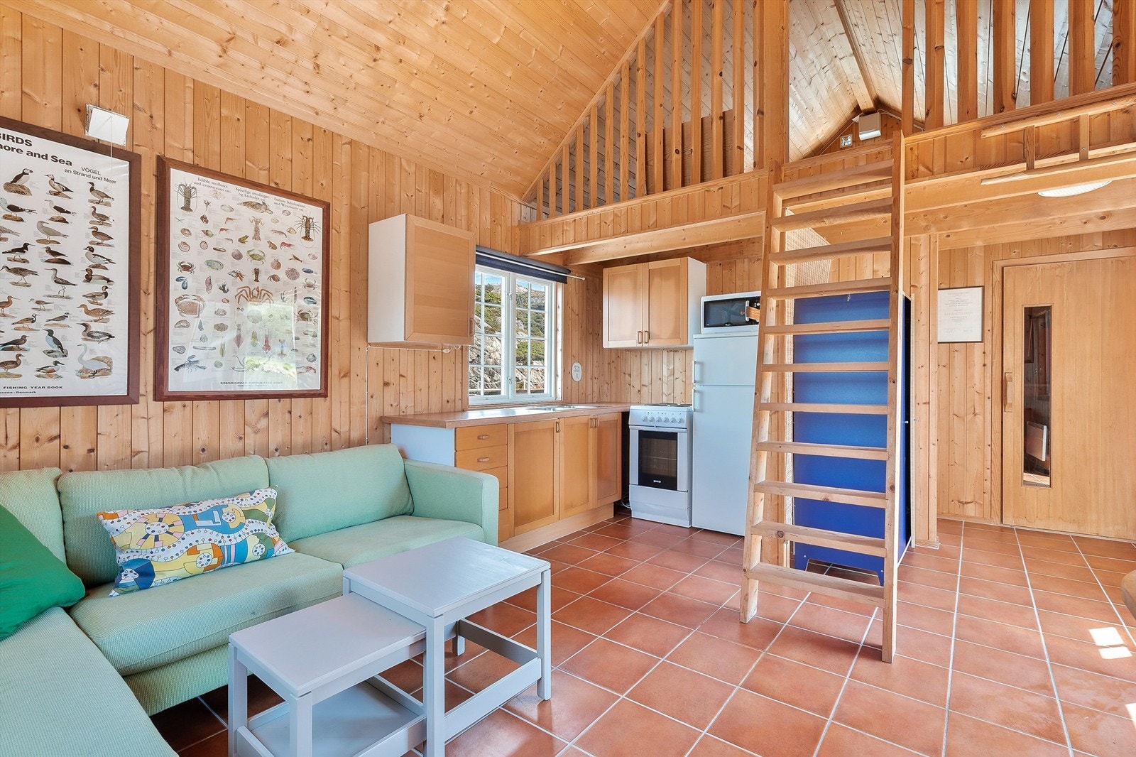 Det er innredet med kjøkkeninnredning og hvitevarer som komfyr og kjøleskap som medfølger. Videre er det en badstu. Galleribilde