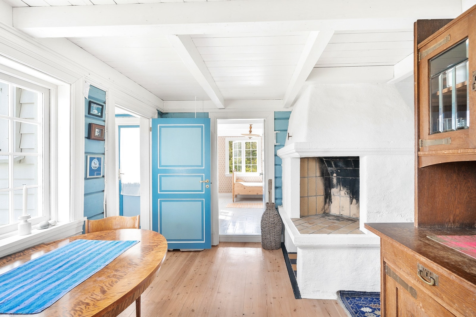 Romslig kjøkken som i utgangspunktet var adskilt fra soverommet og trappehallen med en mellomgang. Omgjøringen av rommet ble utført på 80-tallet av nåværende eiere. Peisen ble i denne forbindelsen flyttet i tilpasning til rommet. Galleribilde