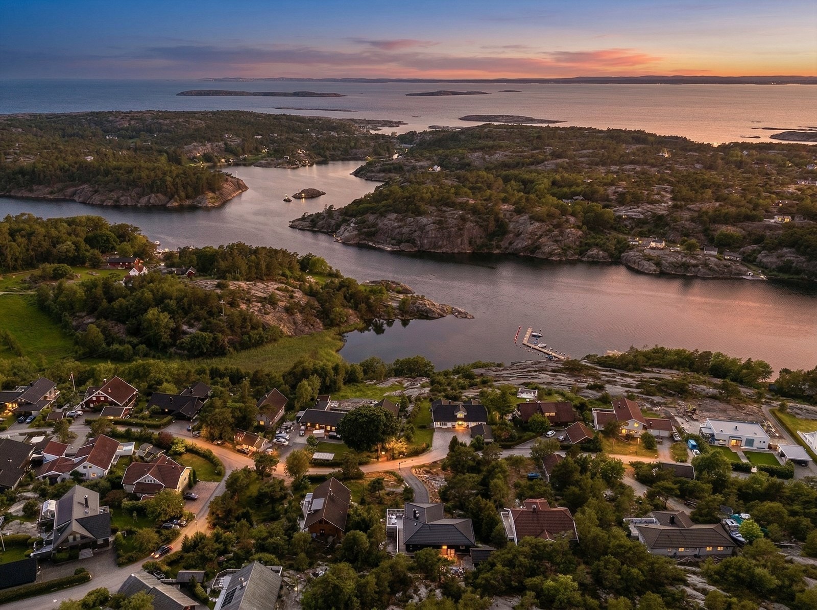 Dette litt høytliggende boligfeltet har utviklet seg fra 90-tallet og frem til i dag. Det er et barnevennlig og stille sted med pene hus, hager og åpent landskap. Galleribilde
