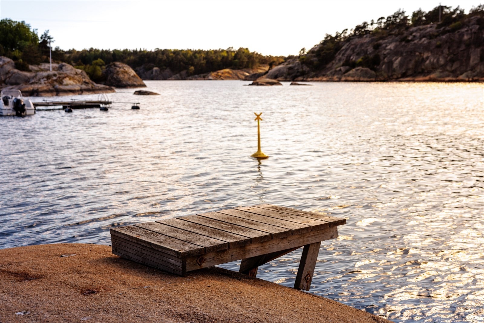 Her har eiendommen båtplass og en brygge du tar morgenbadet fra. Galleribilde