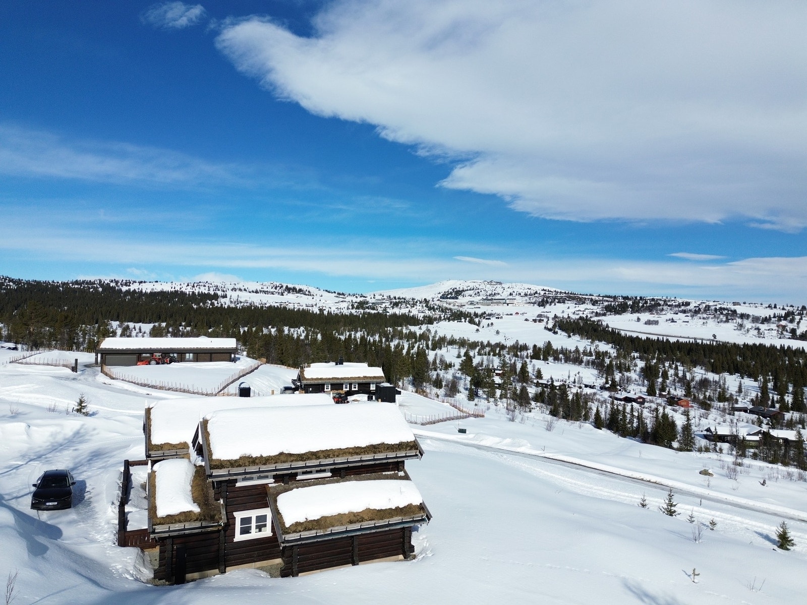 Hytta er beliggende i Einarset Hyttegrend i et flott turområde og nærhet til Storefjell Høyfjellshotell. Galleribilde