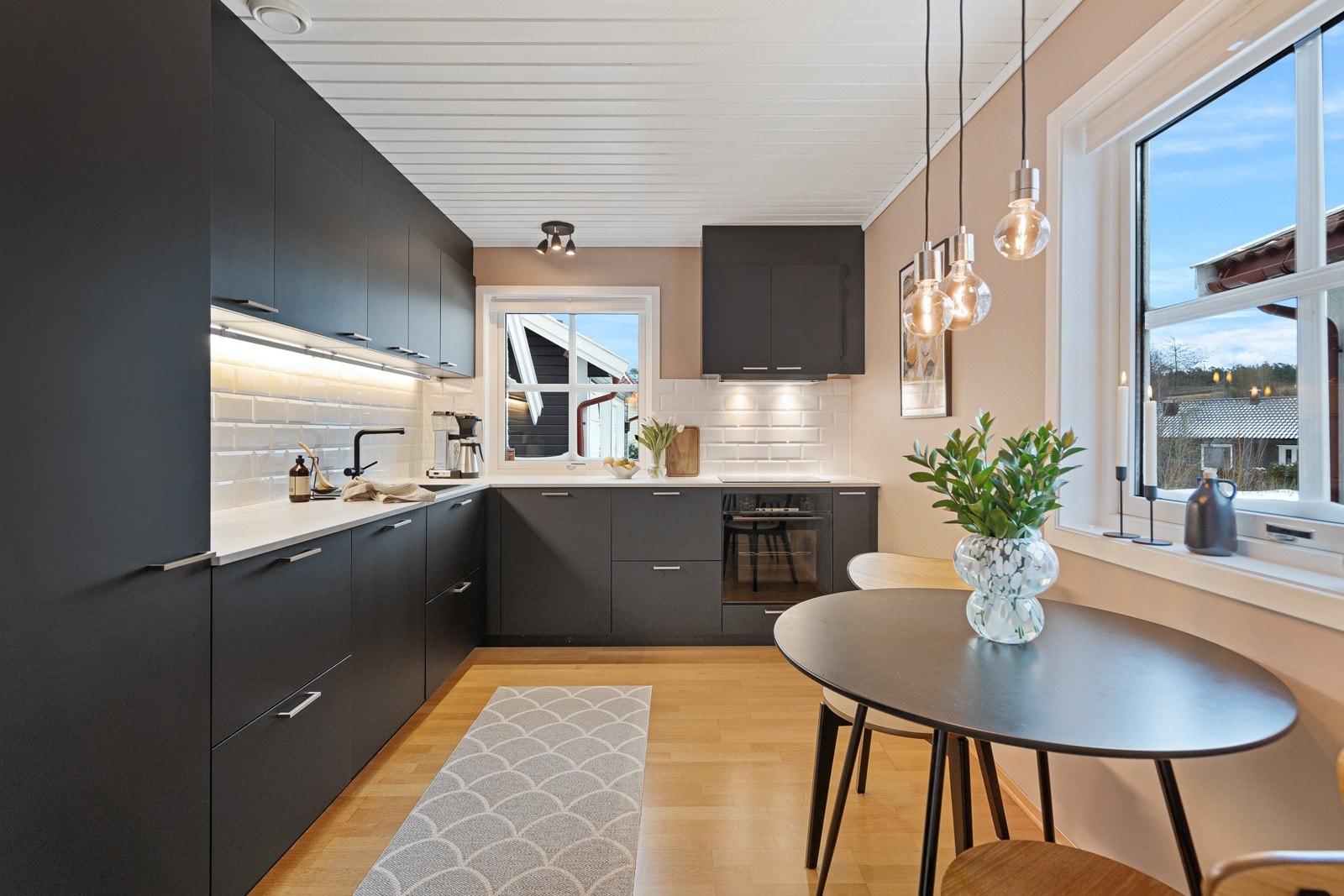 Stilrent og flott kjøkken fra 2023 (Kvik) med integrerte hvitevarer Galleribilde