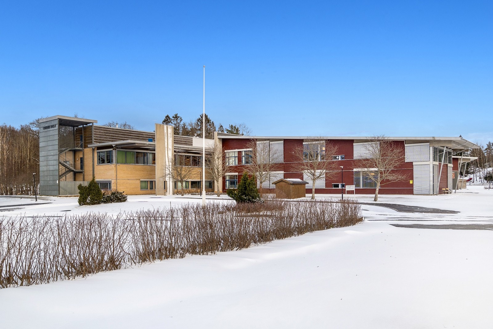 Områdebilde av Oseberg skole og barnehagen som ligger like ved siden Galleribilde