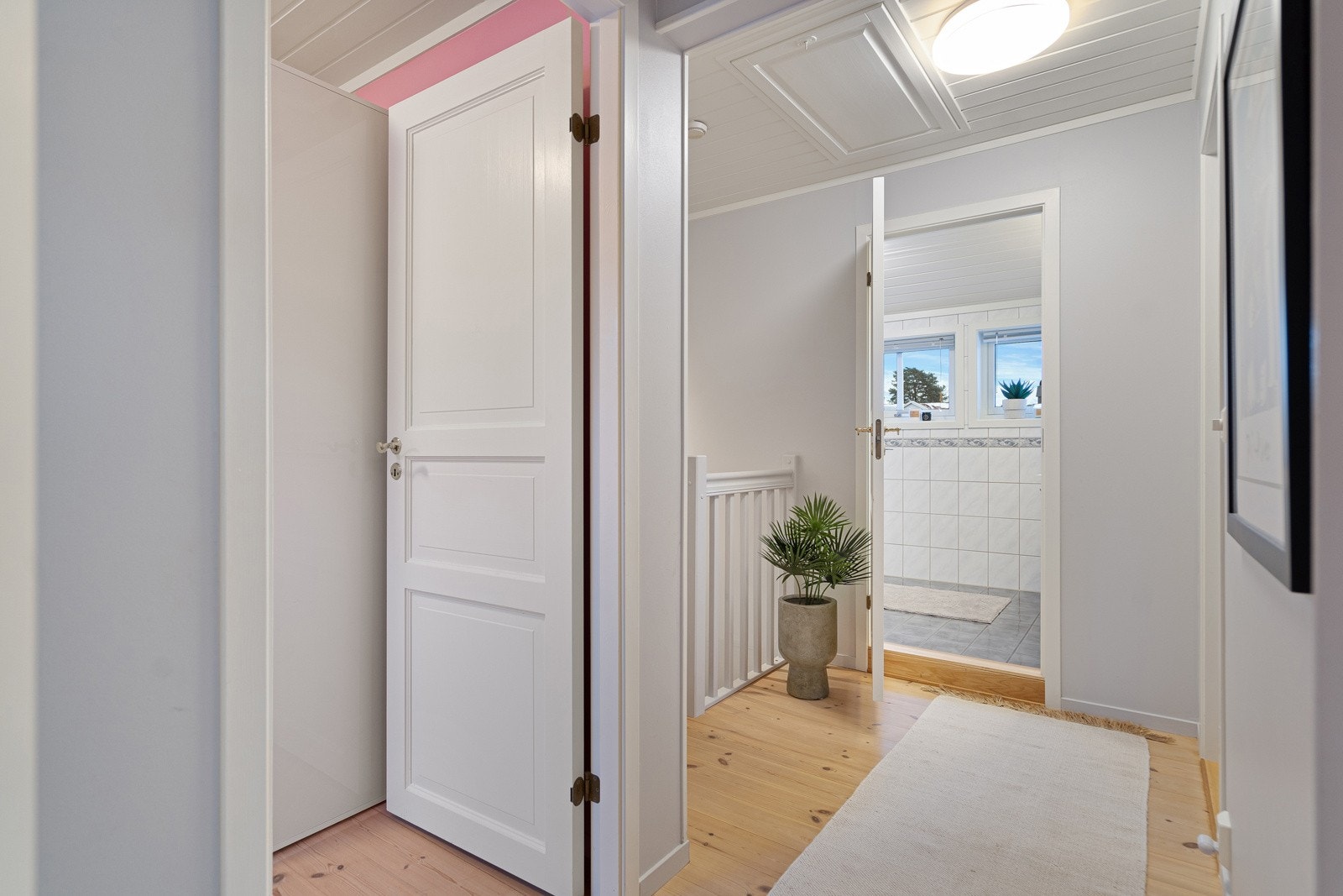 Soveromsgangen gir adkomst til alle rommene i denne etasjen Galleribilde