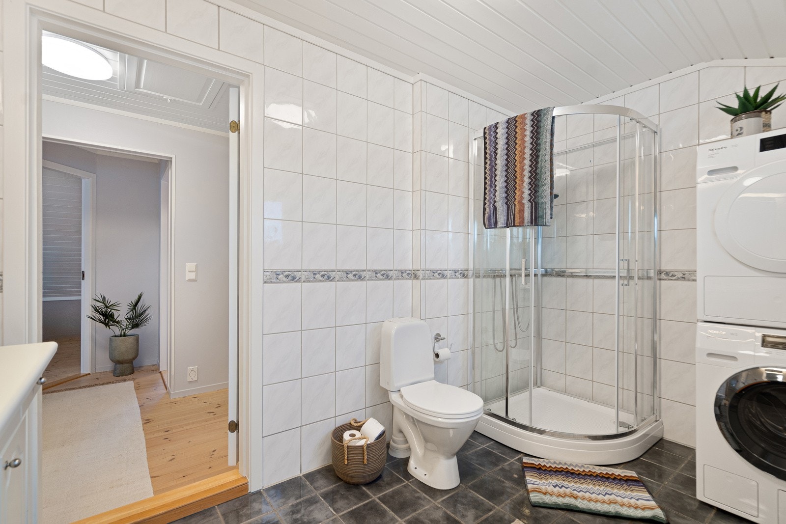 Delikat baderom med varmekabler Galleribilde