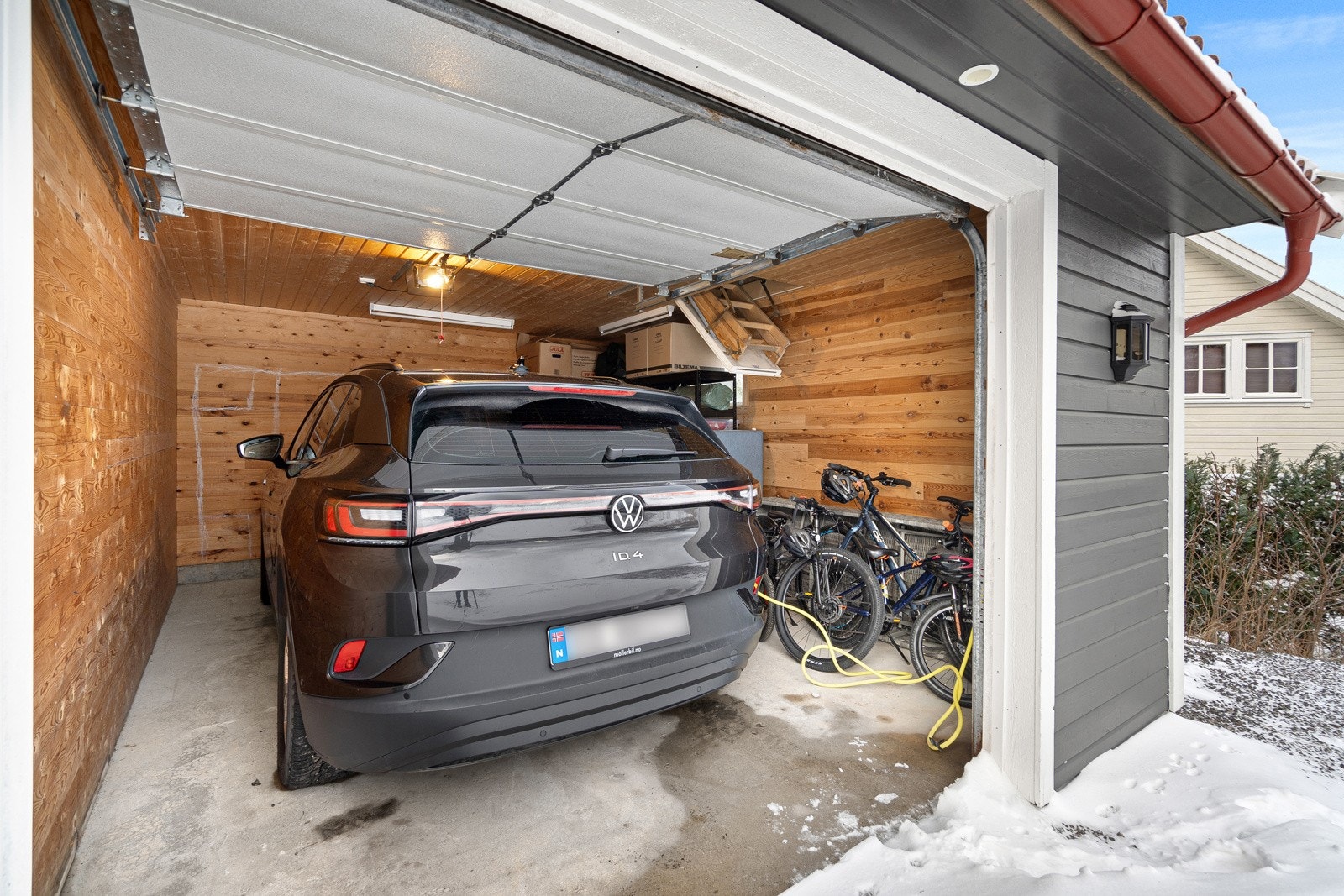 Ekstra god garasje med noe lagring på siden, samt loft for ekstra plass til lagring Galleribilde