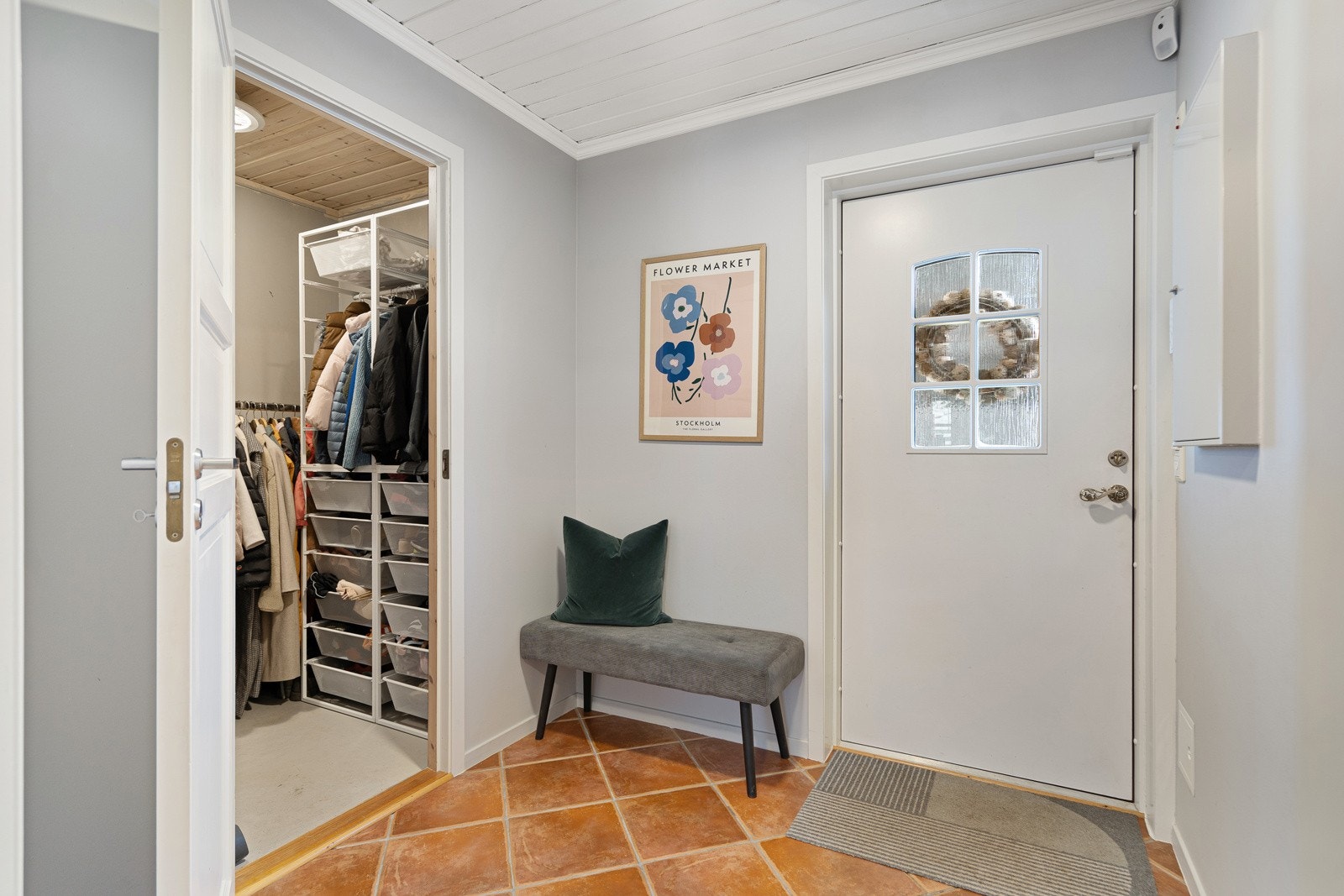 Gang/entré med varmekabler i gulvet og bod rett innenfor Galleribilde