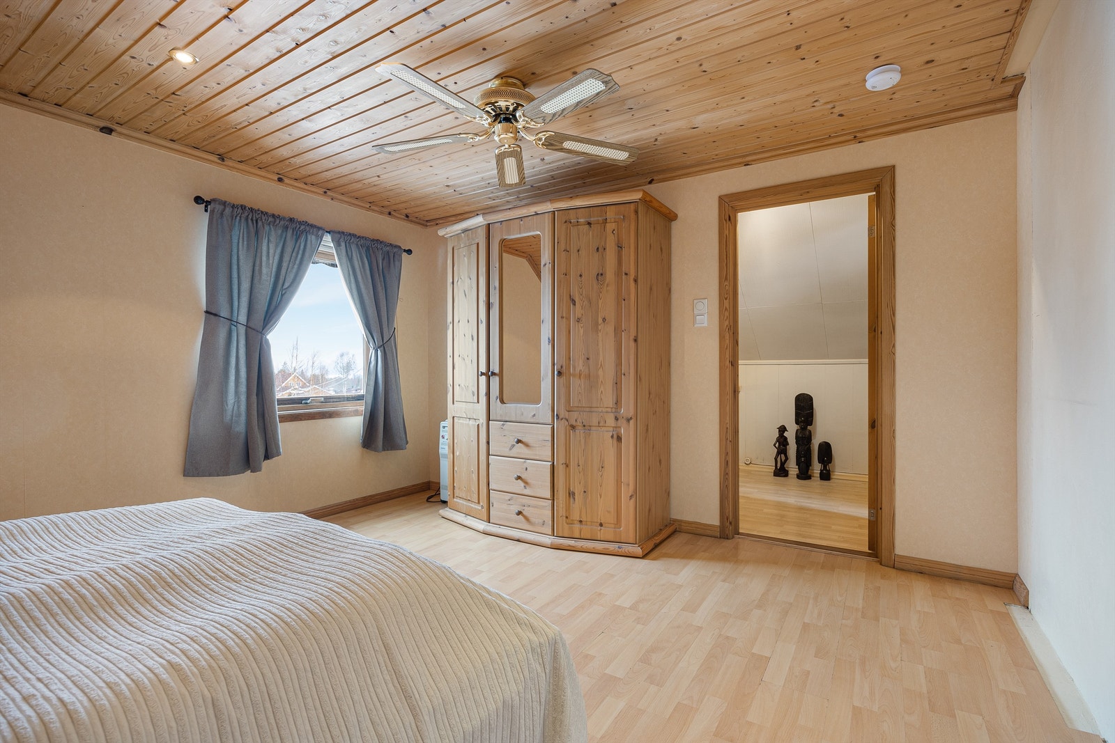 Rommet har laminat på gulvet og panelbord i himlingen. Galleribilde