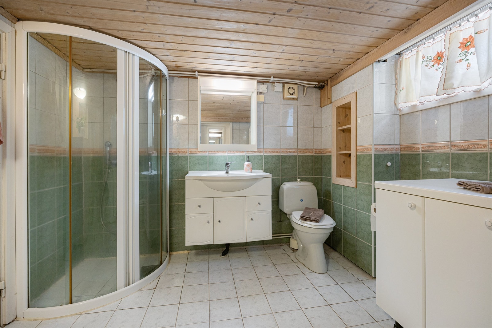 For økt komfort er det installert varmekabler i gulvet på badet. Galleribilde