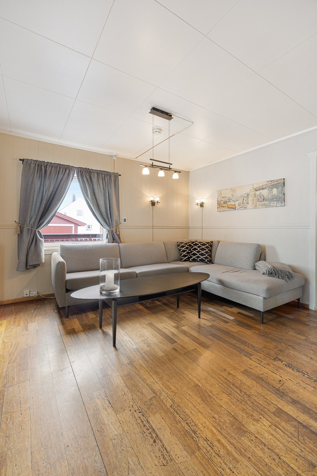 Rommet har gulvflater av parkett og laminat, og god plass til sofagruppe. Galleribilde