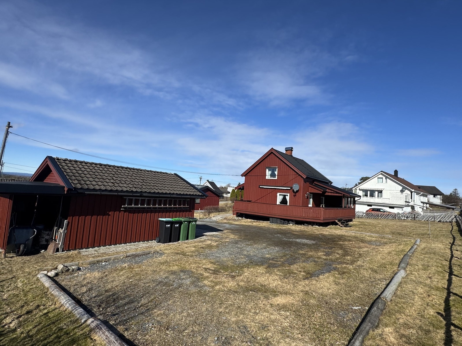 Eiendommen ligger på en svakt skrånende tomt med gode solforhold. Galleribilde