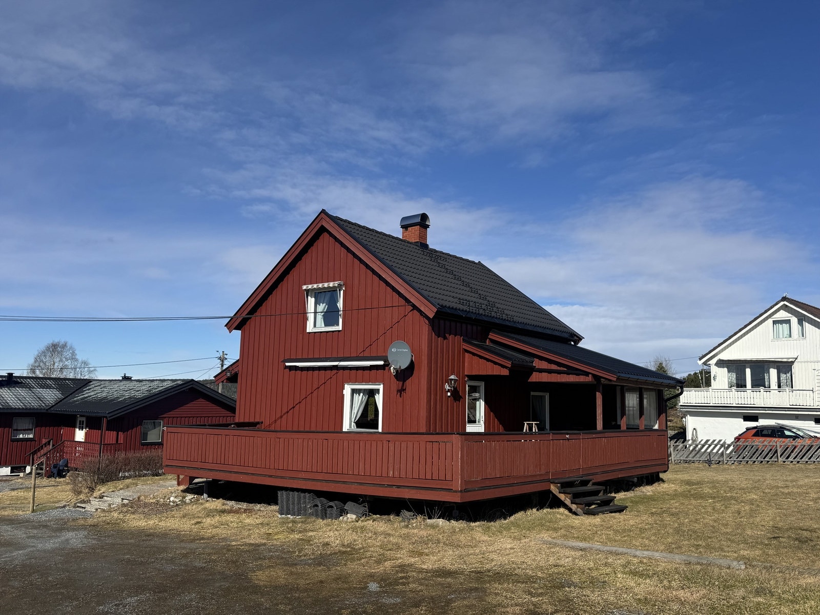 En stor terrasse på 45 m² strekker seg rundt boligen og gir rikelig med uteplass. Galleribilde