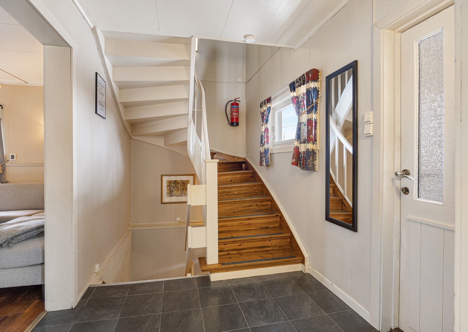 Trappen i tre binder boligens tre plan sammen på en funksjonell måte. Galleribilde