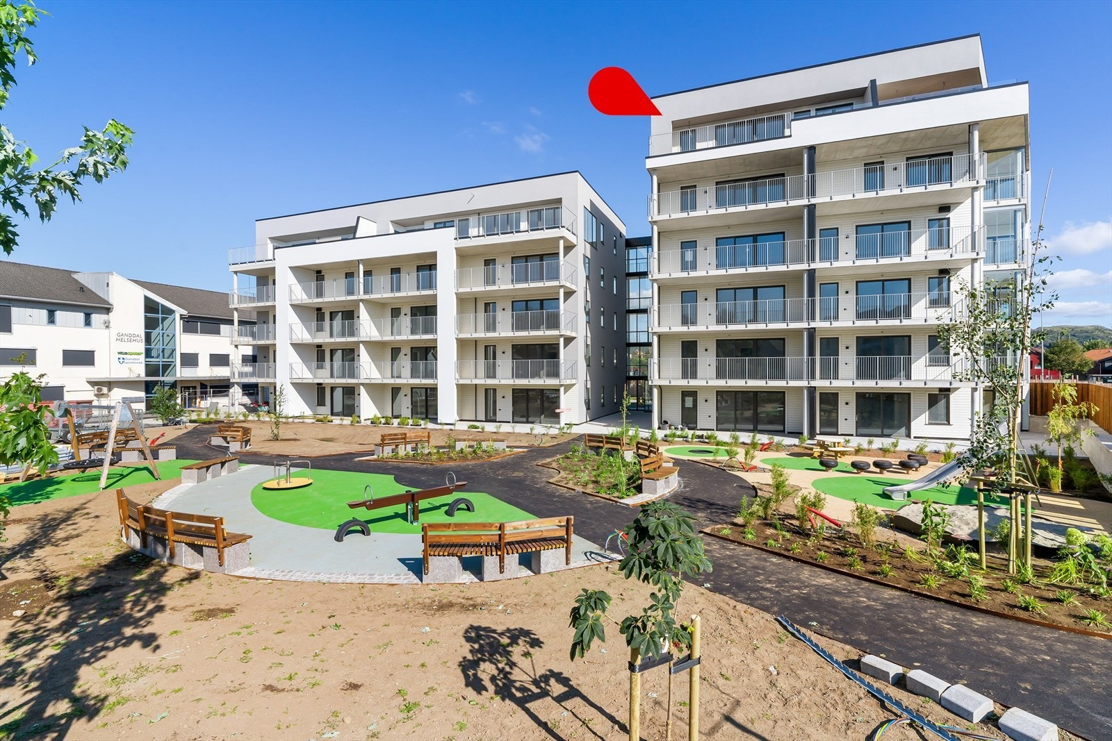 Boligen har en svært sentral plassering på Ganddal og med kort vei til det meste en skulle ha behov for som barneskole, ungdomsskole, barnehage, lekeplass, idrettsanlegg og dagligvarebutikk. Galleribilde