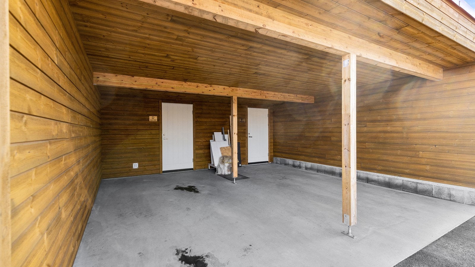 Carport tilhørende leiligheten - her er det romslig sportsbod Galleribilde
