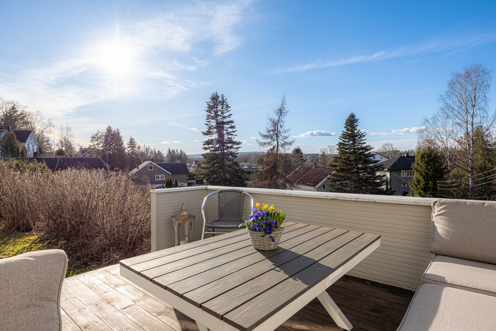 En usjenert beliggende eiendom med to eneboliger - et hovedhus og en mindre enebolig. Galleribilde