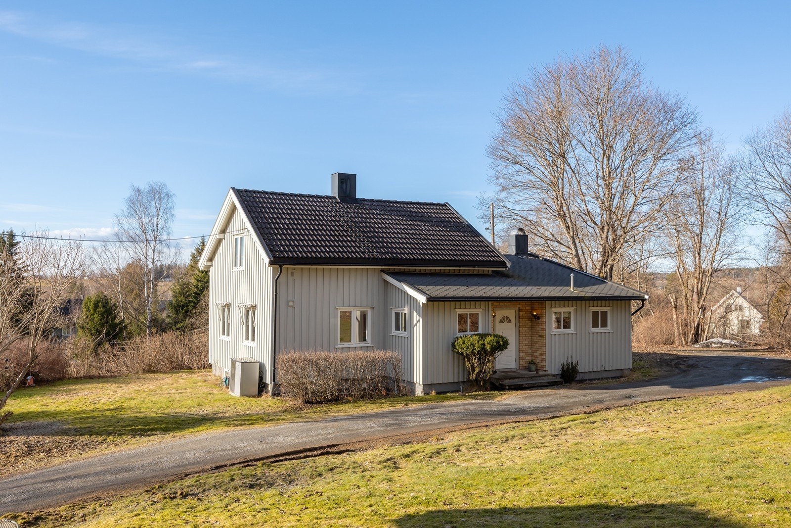 Eiendommen er på over 5,5 mål og byr på solrike uterområder. Galleribilde