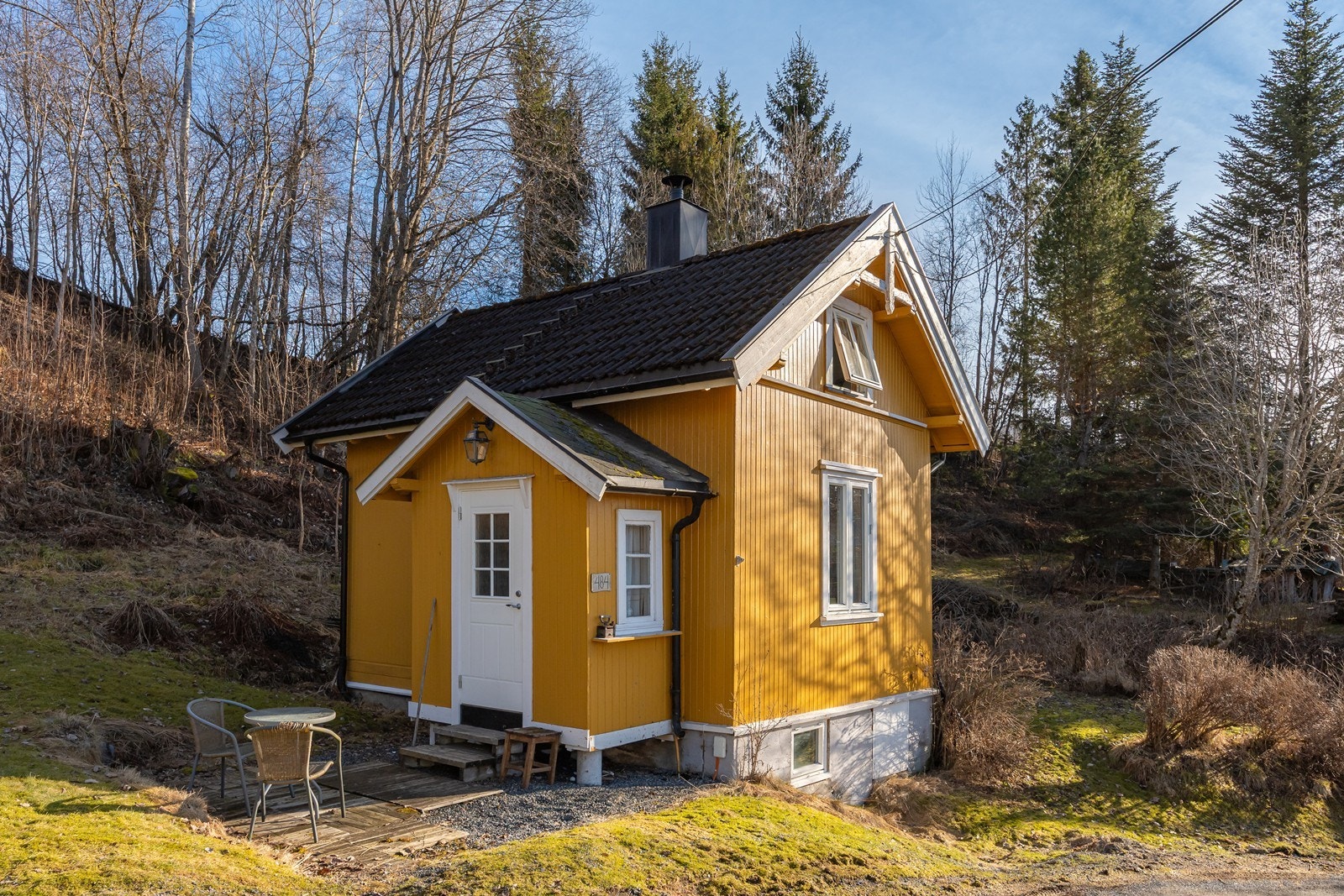 I tillegg til hovedhuset ligger denne koselige eneboligen på tomten - Eidsveien 484! Denne inneholder kjøkken og stue i 1. etasje - mens det på hemsen er gang og bad/vaskerom. Galleribilde