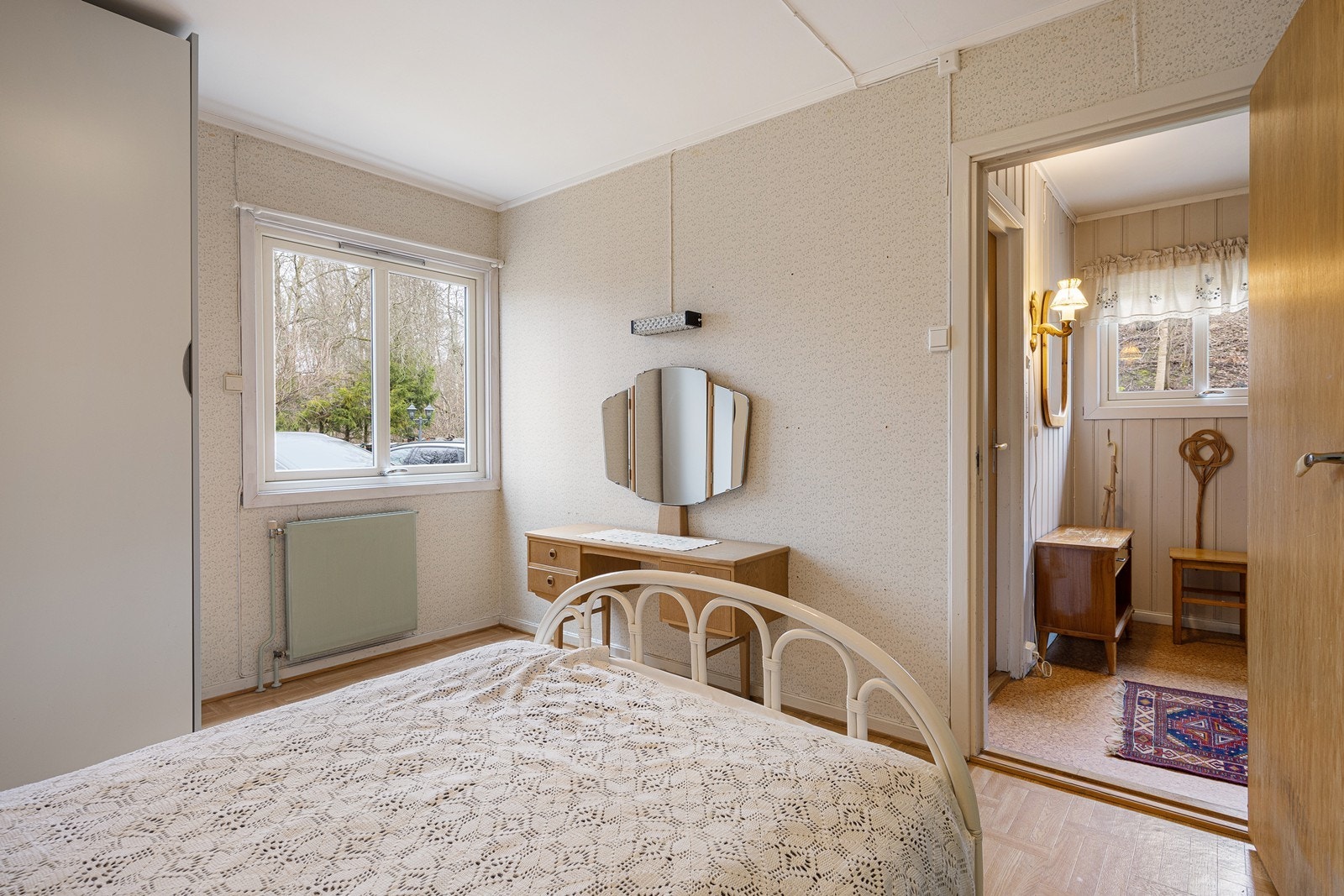 Rommet har god plass til dobbeltseng og tilhørende møblement - og mye oppbevaring i plassbygde garderobeskap. Galleribilde