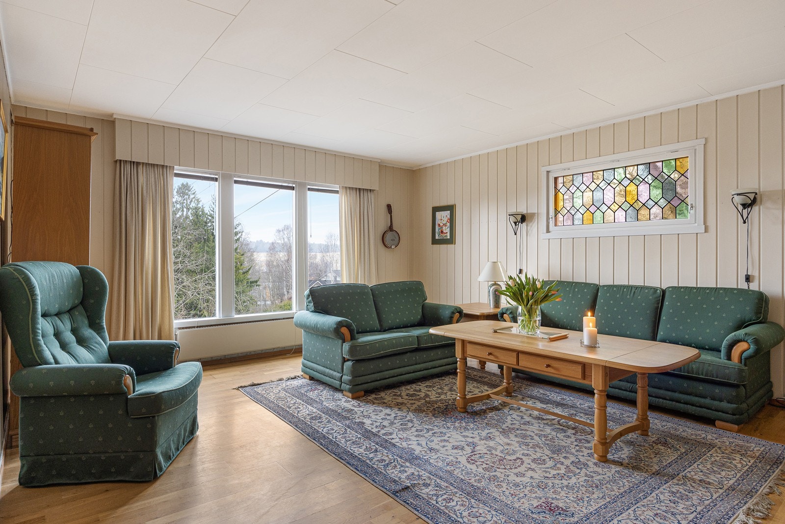 Store vindusflater bidrar til rikelig med det gode, naturlige lysinnfallet. Galleribilde