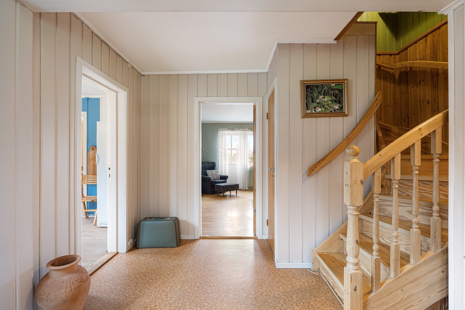 Fra entréen fører en solid tretrapp opp til andre etasje. Galleribilde