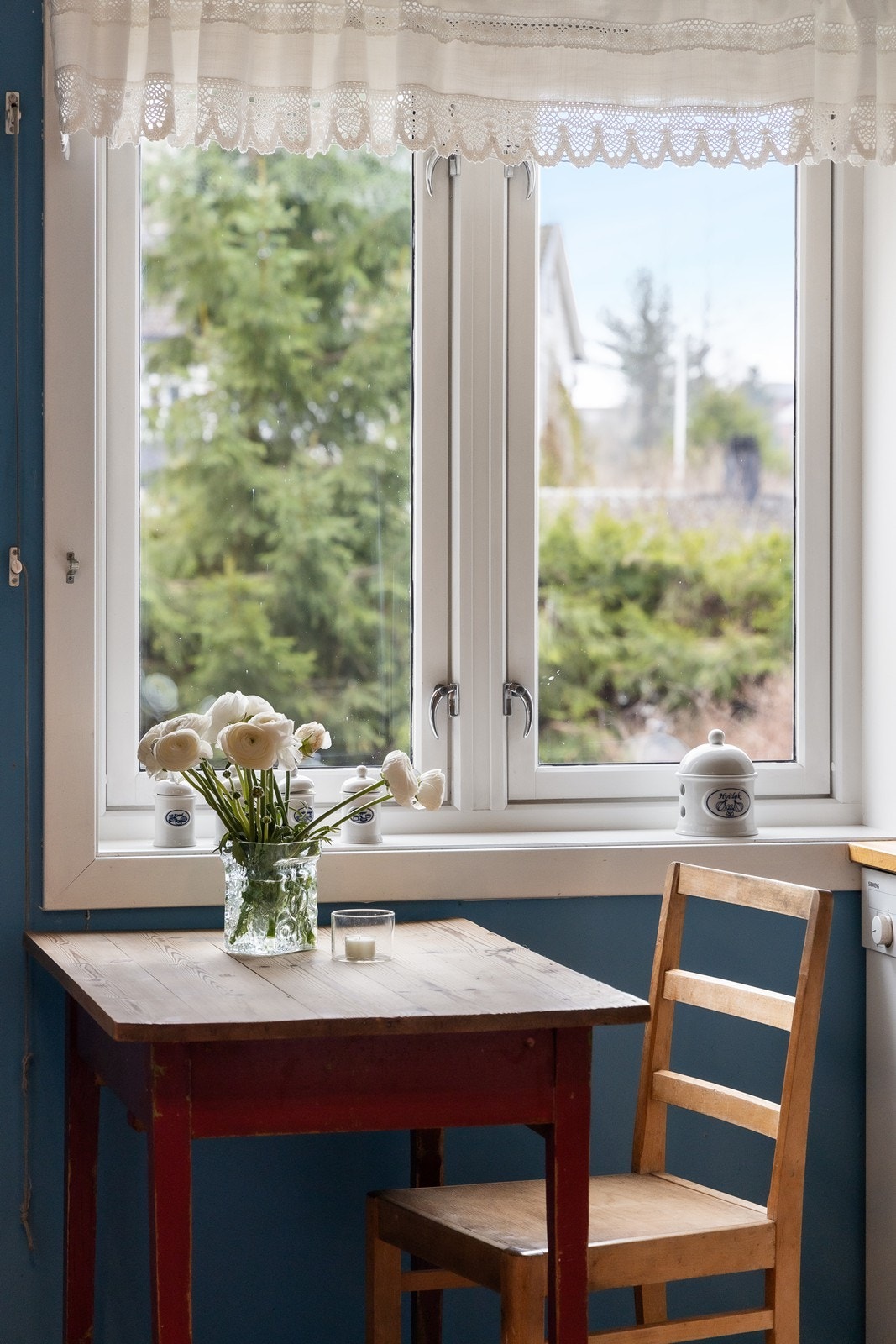 Ved vinduet er det en hyggelig, liten spiseplass. Galleribilde