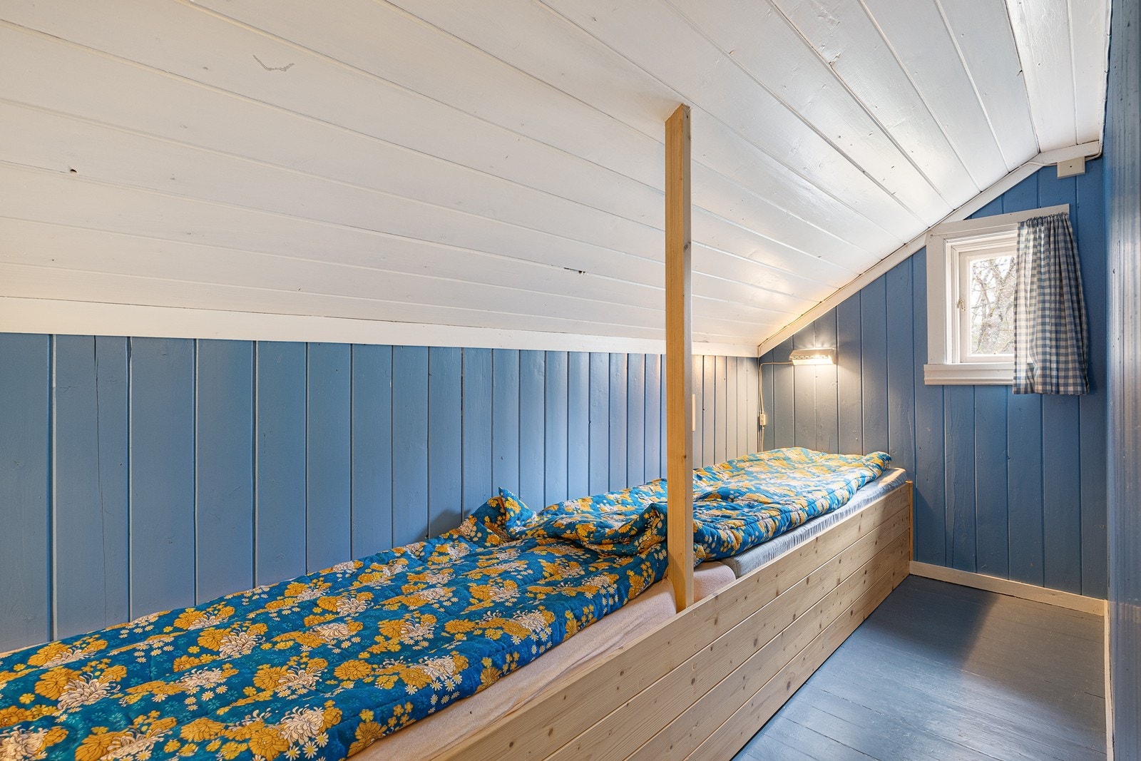 Langs kneveggen har alkoven en innebygd sengeløsning med to soveplasser. Galleribilde