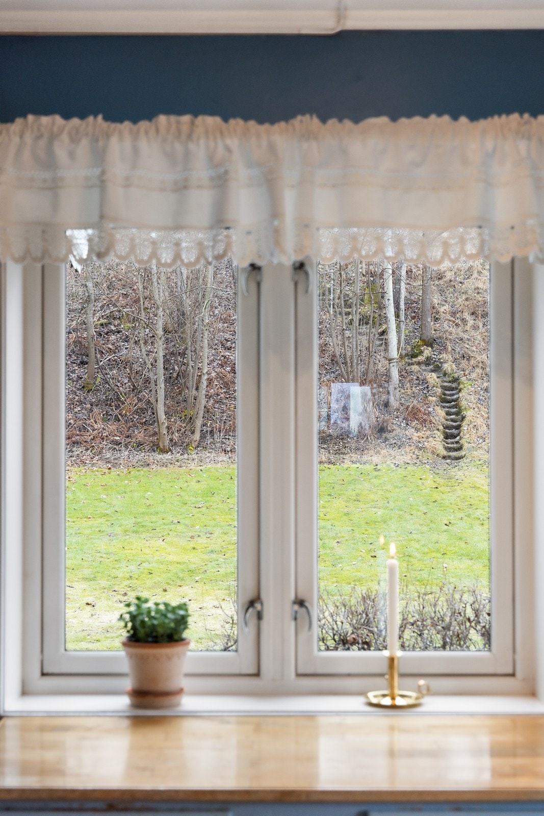 Landlig og fredelig utsikt fra spiseplassen. Galleribilde