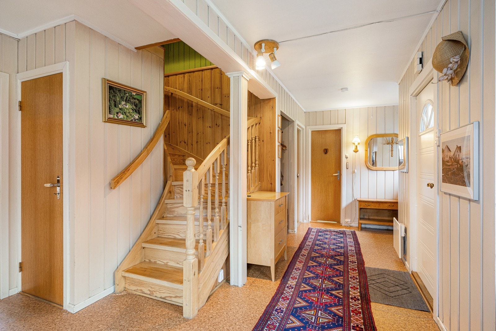 Entréen er romslig med god plass til oppbevaringsmøblement som garderobeskap og kommoder. Galleribilde