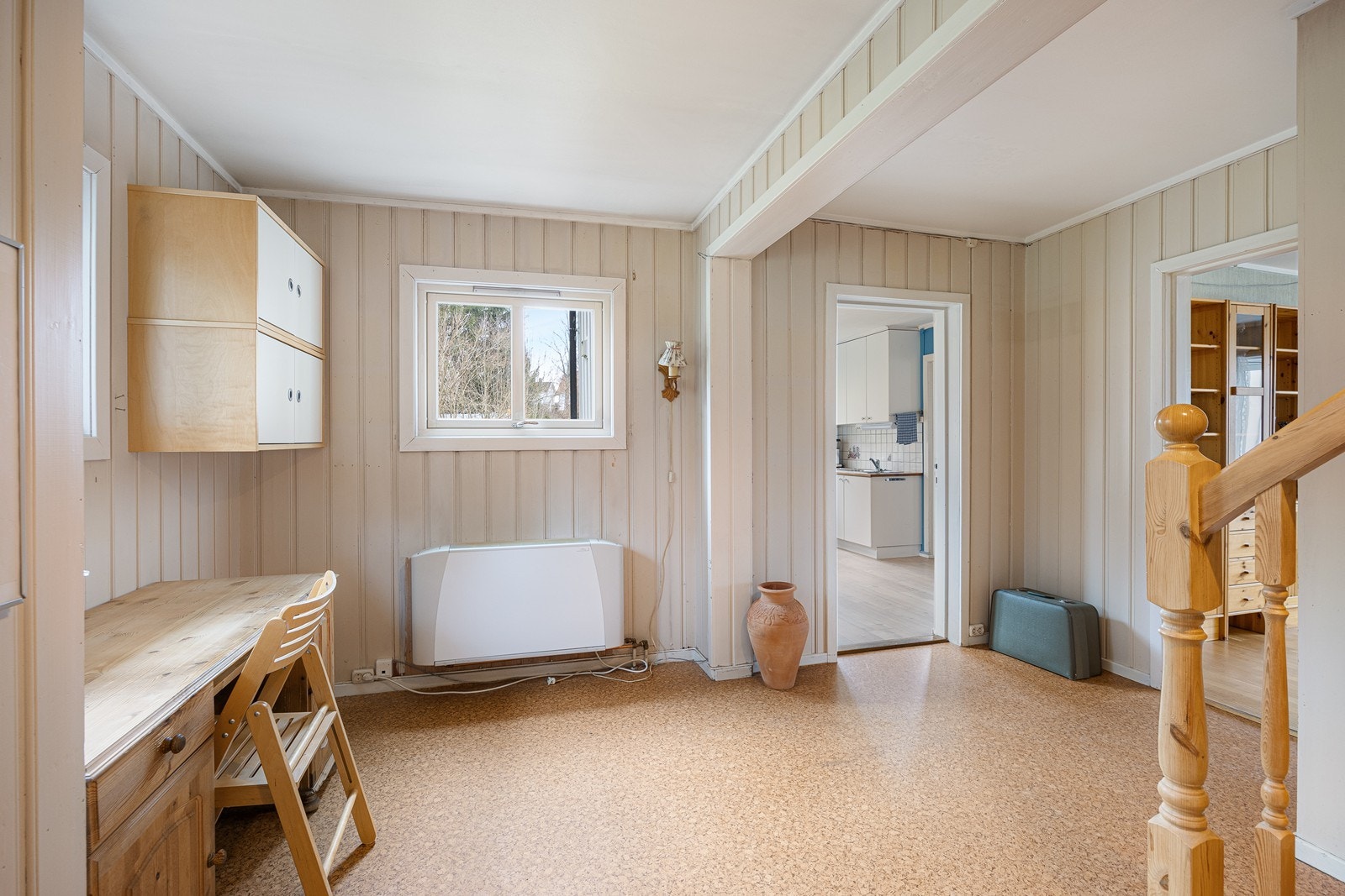 Veggene har lysmalt panel, og på gulvet er det belegg. I entréen er det en nyere viftekonvektor - vann til luft. Galleribilde