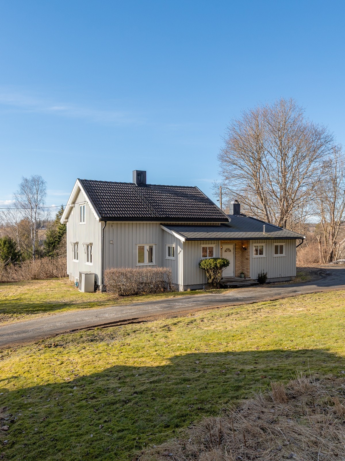 Samtidig som man bor usjenert og litt tilbaketrukket er det nærhet til togstasjon og kort vei til flotte turmuligheter langs Glomma. Galleribilde