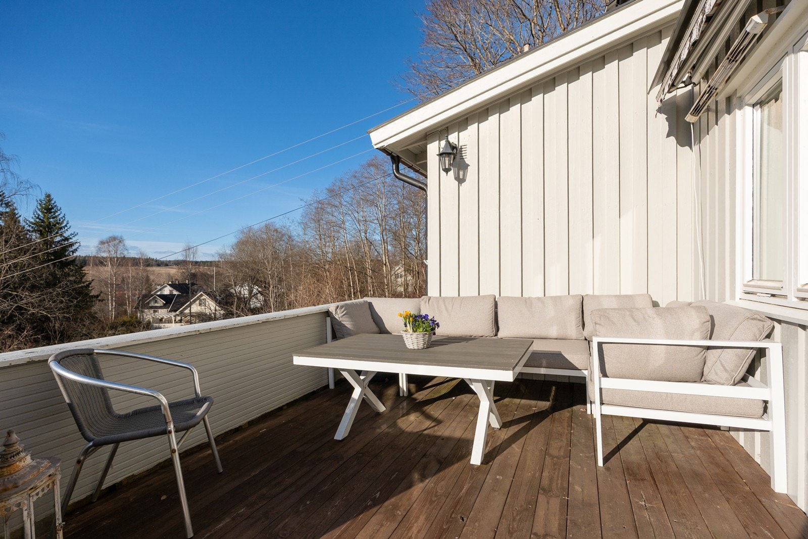 Fra stuen er det utgang til en veranda med god utsikt til de nærliggende områdene. Galleribilde