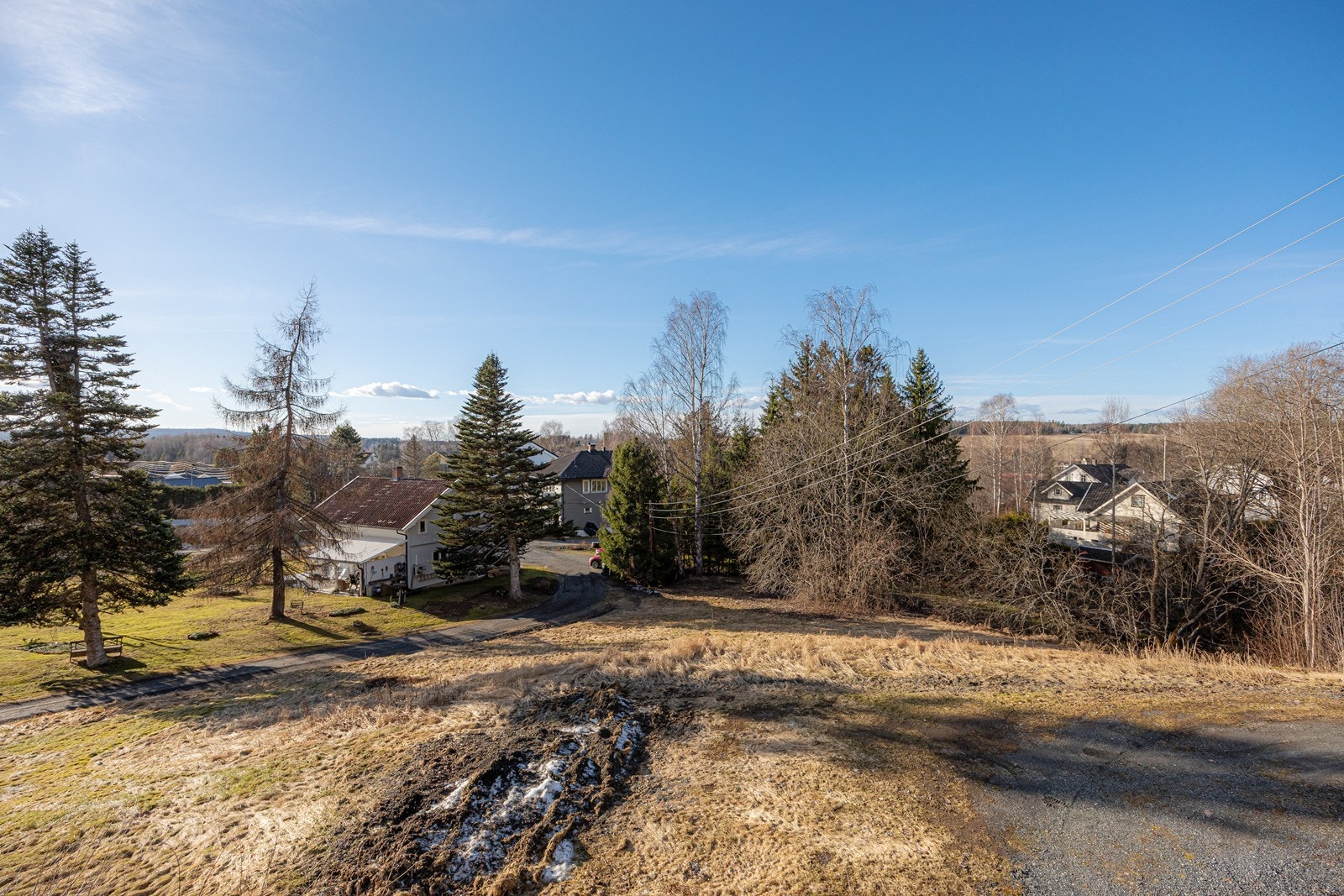 For familier med barn er det flere skoler i nærheten med Blaker skole fra 1-7. klasse og Bingsfoss ungdomsskole 8-10. klasse. Sistnevnte ligger på Sørumsand som er nærmeste tettsted. Galleribilde