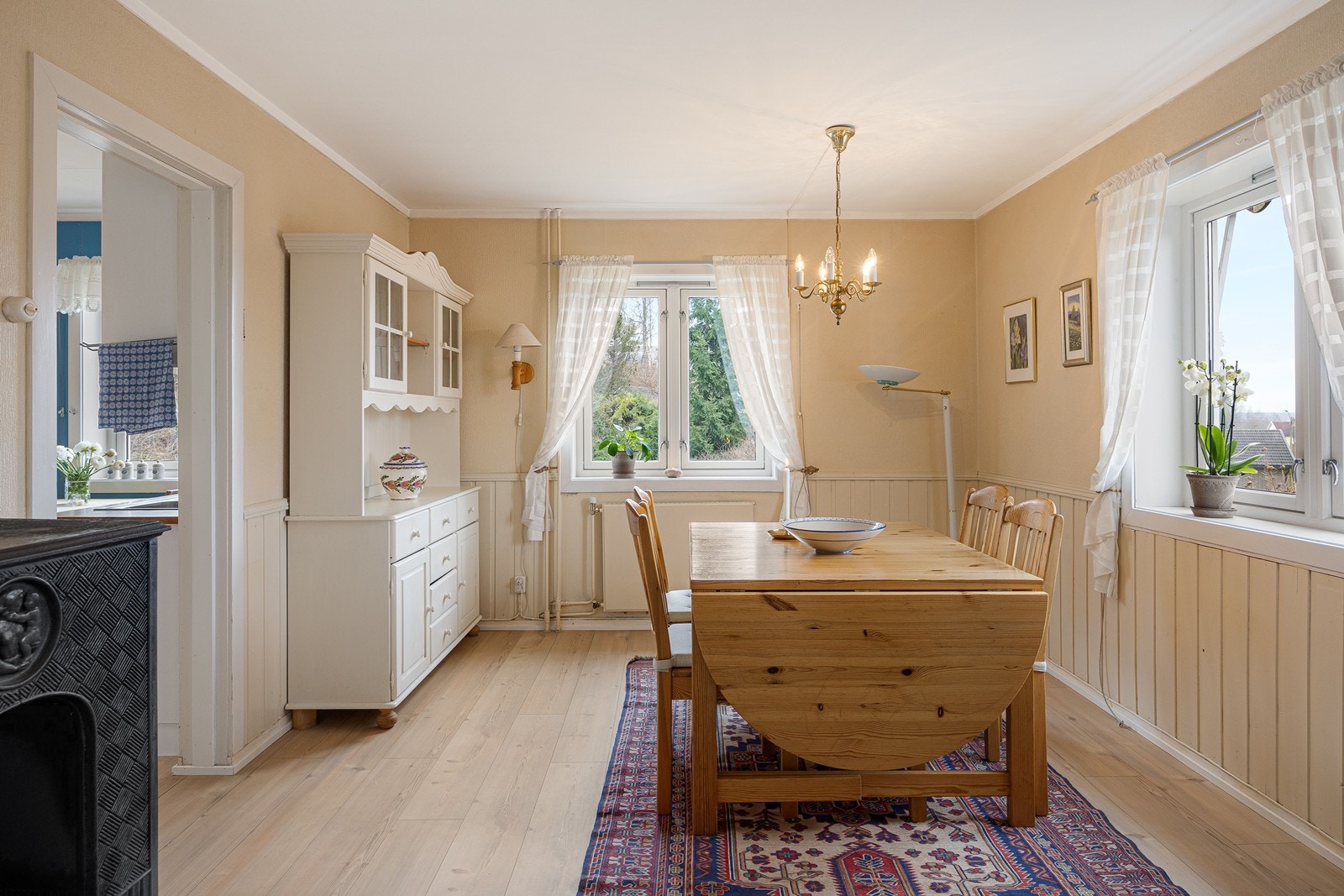 Boligen har to tilstøende stuer i første etasje - nærmest kjøkkensonen er det naturlig plass til et større spisebordsmøblement. Galleribilde