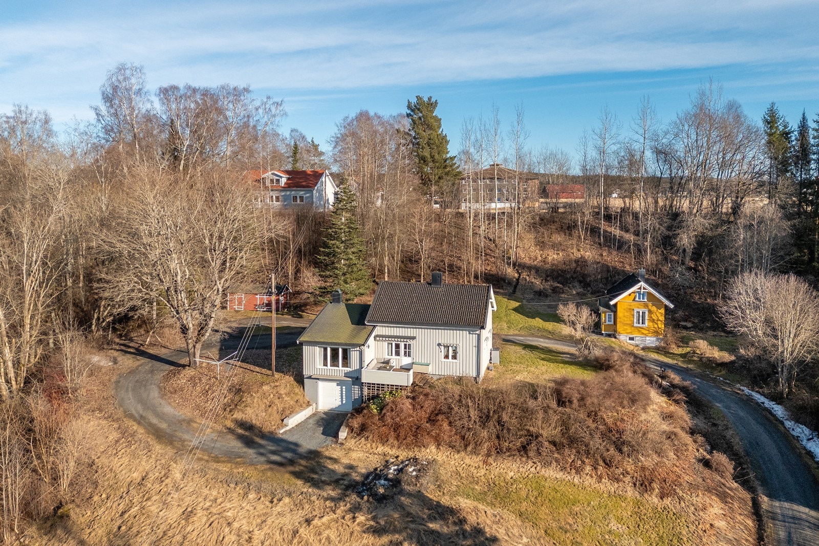 Tomten er opparbeidet med plenarealer og diverse beplantning - i tillegg er eiendommen noe omkranset av naturlig vegetasjon og høyreiste trær. Galleribilde