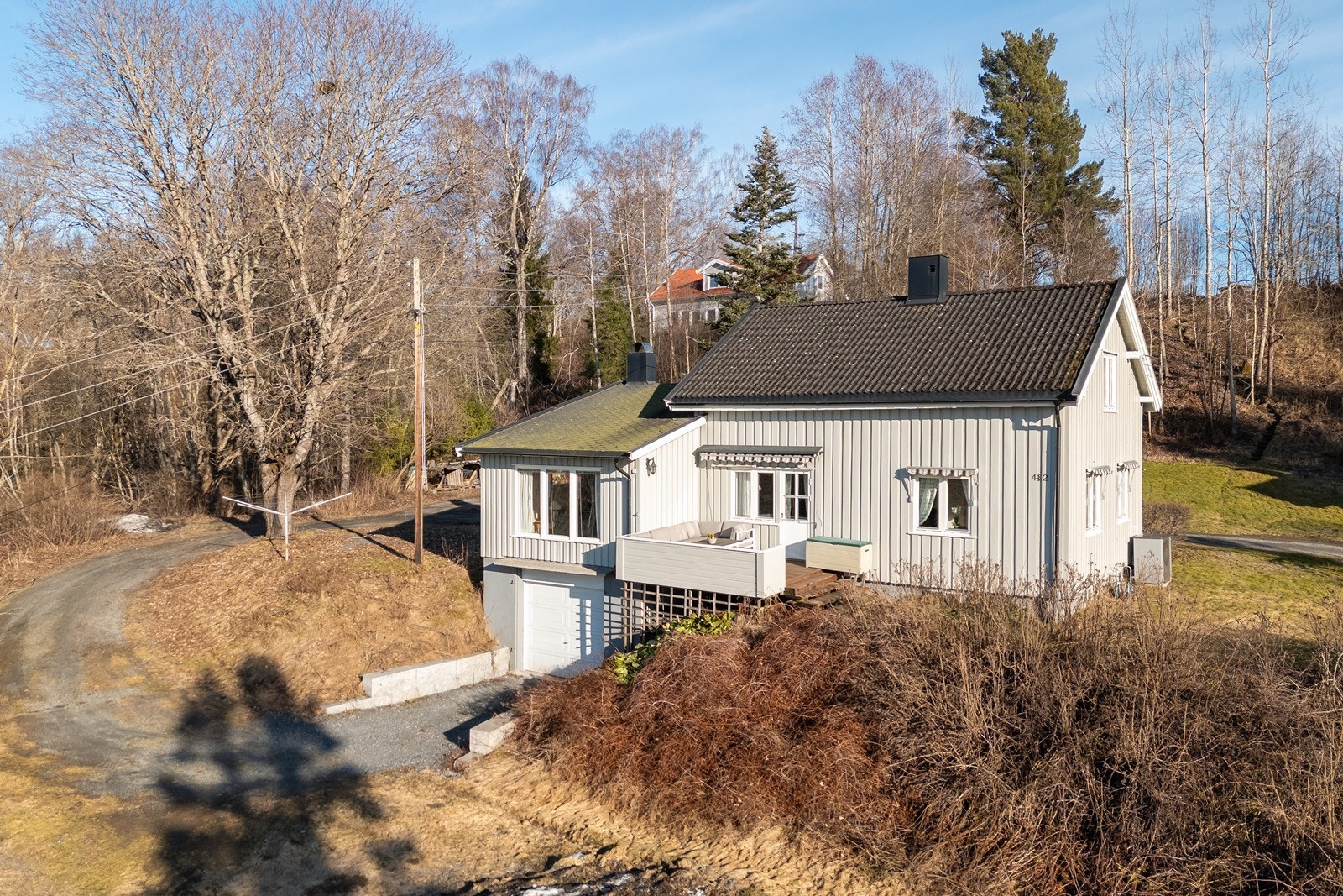 Parkering kan gjøres i den integrerte garasjen. Fra denne er det direkte inngang til boligen. Galleribilde