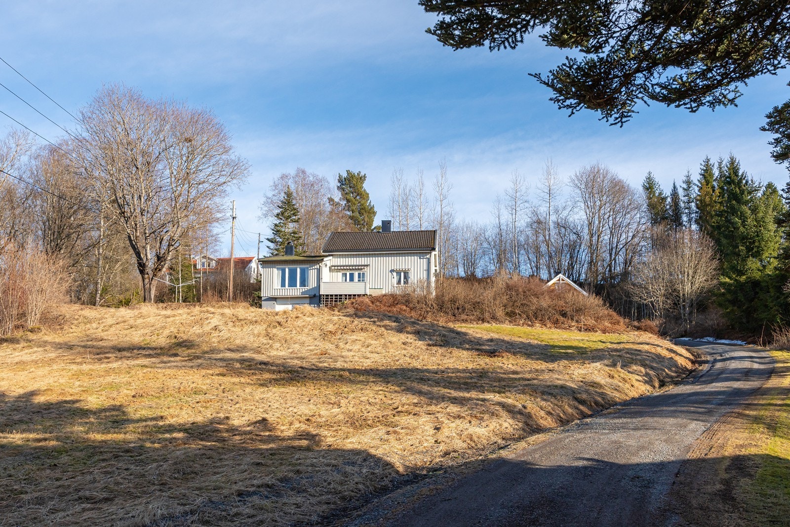 Eiendommen ligger høyt og fritt i terrenget - og har en landlig og barnevennlig beliggenhet med store, gode plenarealer for både barn og voksne. Galleribilde