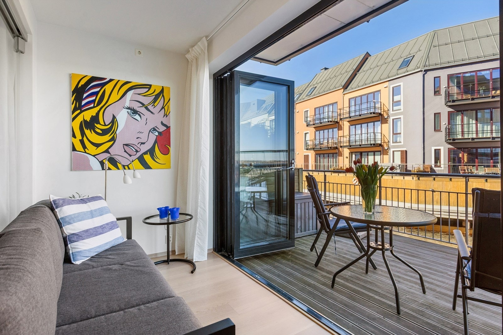 Solrommet fungerer som en overgangssone og kan brukes som en ekstra liten stue eller lesekrok. Galleribilde