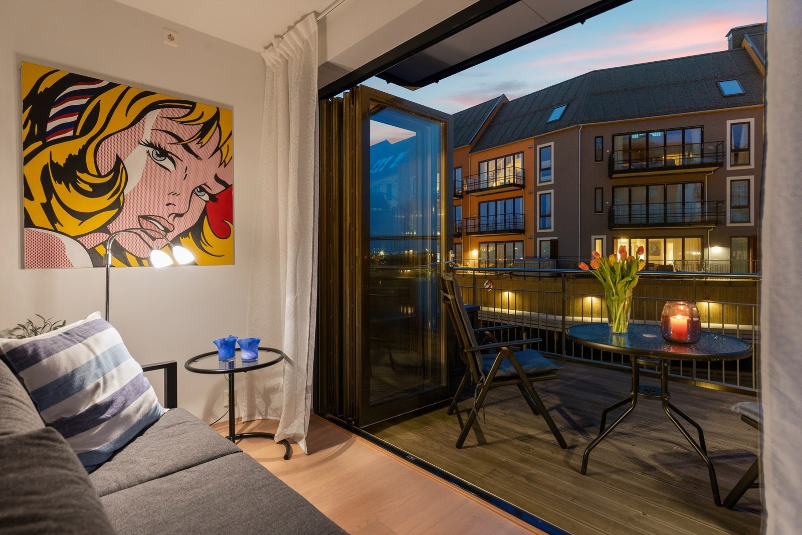 Et fleksibelt solrom med glassfoldedører visker ut skillet mellom inne og ute, og gir direkte tilgang til den store terrassen. Galleribilde